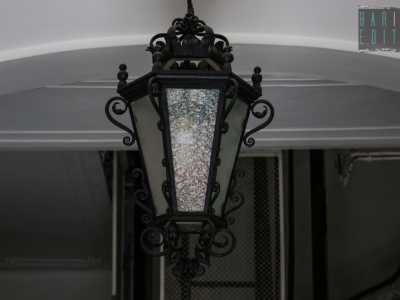 ...qui una grande lampada in metallo nero domina l�ambiente...